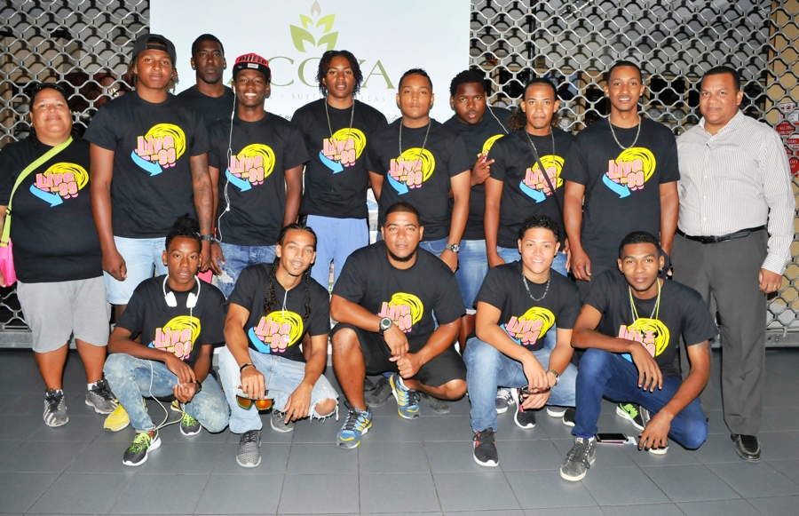 Softbal team naar toernooi in Dominicaanse Republiek