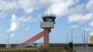 Sloop oude toren Flamingo Airport van start