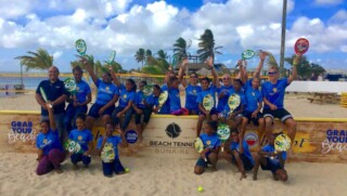 Contour Global Kids-project van Beach Tennis Bonaire van start