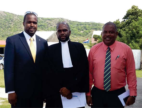 De ex-gedeputeerden Charles Woodley (links) en Derrick Simmons met hun advocaat Jason Rogers I Foto BES-reporter