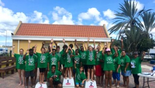 Special Olympics team zwemt tegen Barracudas