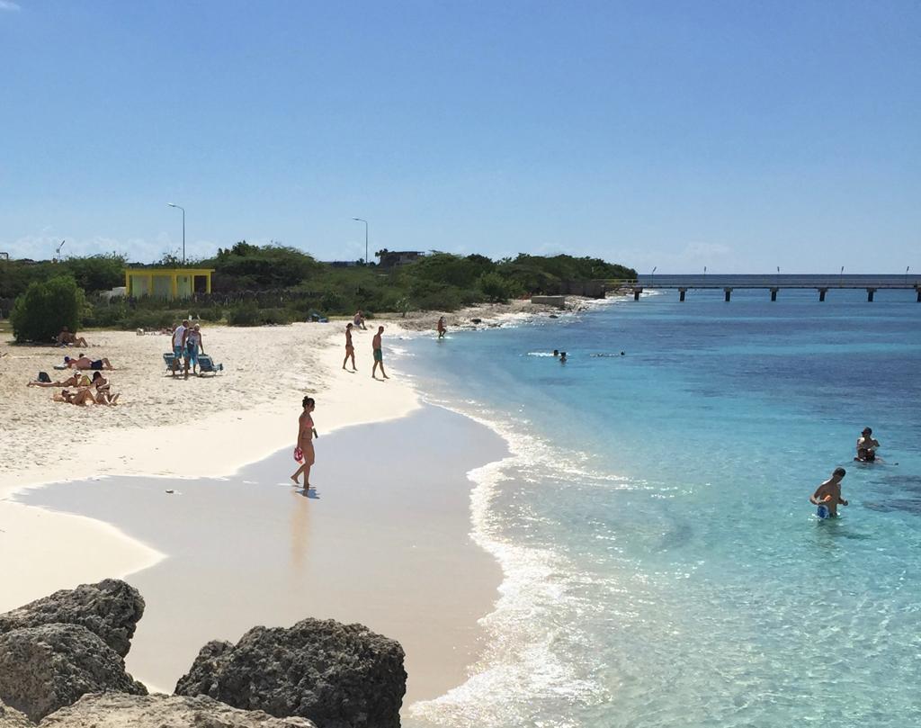 Overheid Bonaire heeft buik vol van feestgangers Te Amo Beach