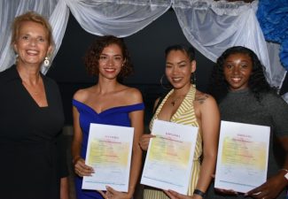 MBO Bonaire reikt Cum Laude diploma's uit