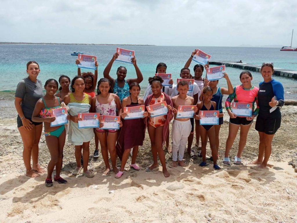 Zwemlesproject Stichting Kinderhulp Bonaire gaat in de zomervakantie door