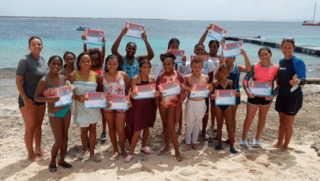 Zwemlesproject Stichting Kinderhulp Bonaire gaat in de zomervakantie door