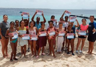 Zwemlesproject Stichting Kinderhulp Bonaire gaat in de zomervakantie door