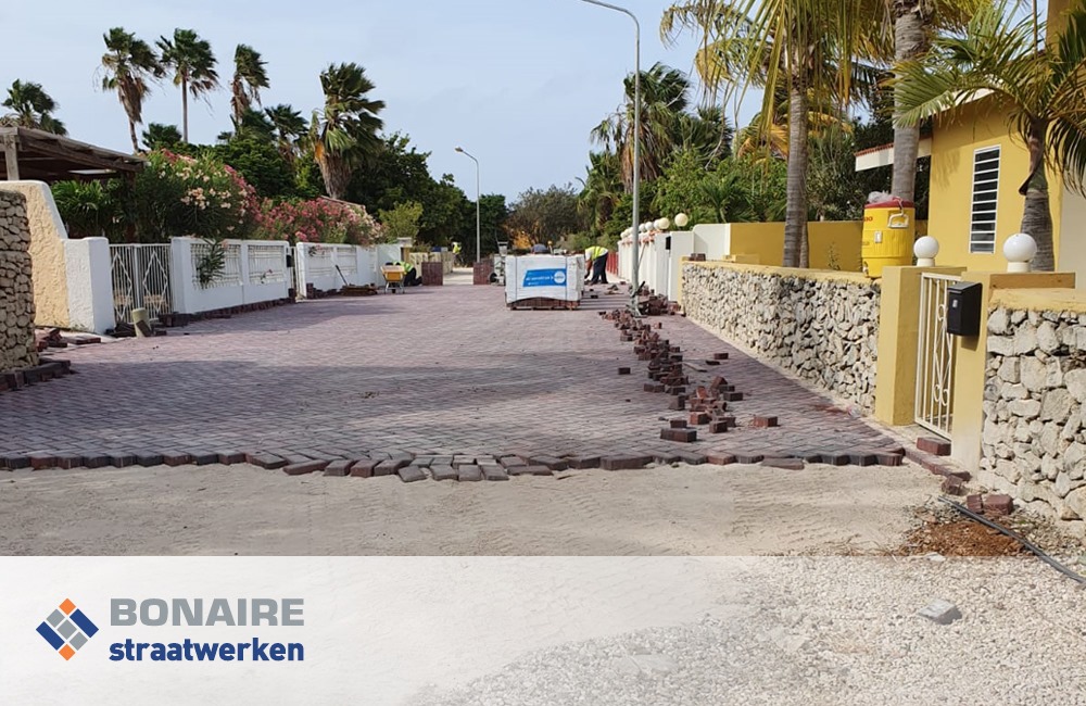 Bestrating en klinkers met Bonaire infrastructuur straatwerken