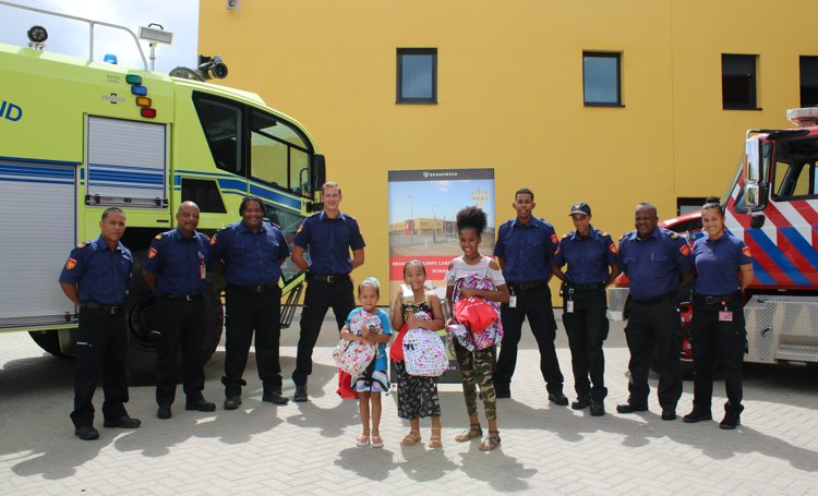Kinderen bezoeken de brandweer op Bonaire tijdens schoolvakantie