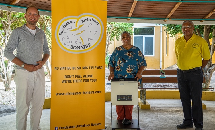 Donatie projector voor Stichting Alzheimer Bonaire