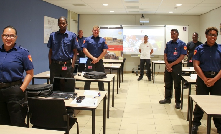 Vijf nieuwe medewerkers van het Brandweerkorps Caribisch Nederland