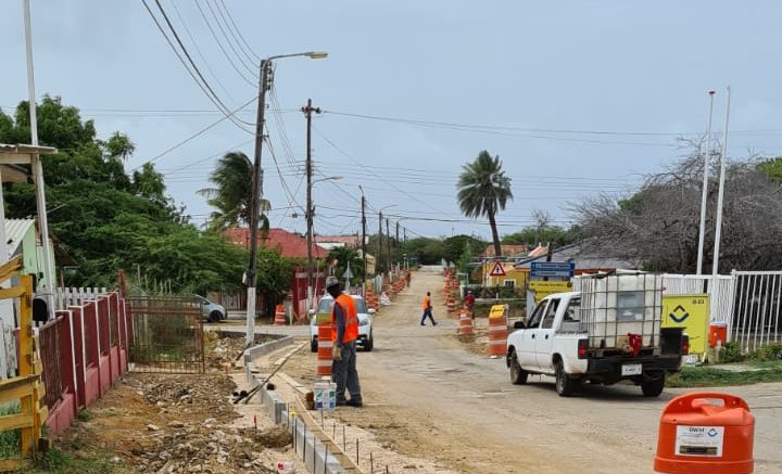 Bonaire gaat meer wegen aanpakken
