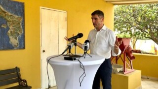 Werkbezoek staatssecretaris Blokhuis op Bonaire in teken van zorg, welzijn en corona