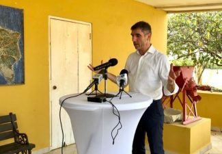 Werkbezoek staatssecretaris Blokhuis op Bonaire in teken van zorg, welzijn en corona