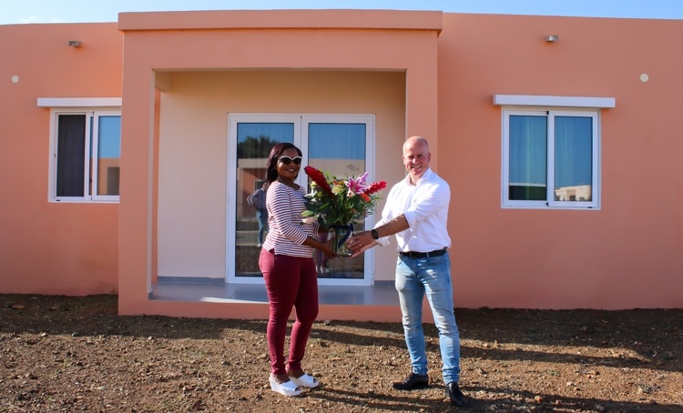 Knops feliciteert eerste koper woning met hypotheekgarantie op Bonaire