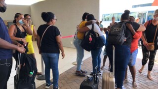 Emotioneel afscheid bursalen op luchthaven van Bonaire