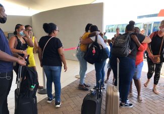 Emotioneel afscheid bursalen op luchthaven van Bonaire