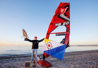 Bonairiaan Amado Vrieswijk wereldkampioen Freestyle windsurfen
