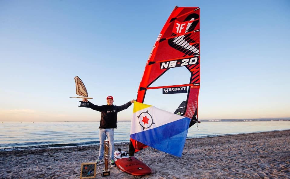 Bonairiaan Amado Vrieswijk wereldkampioen Freestyle windsurfen