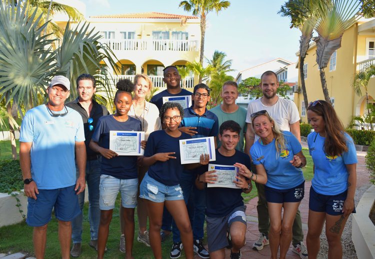 MBO Bonaire en Buddy Dive leiden studenten op tot Divemaster 