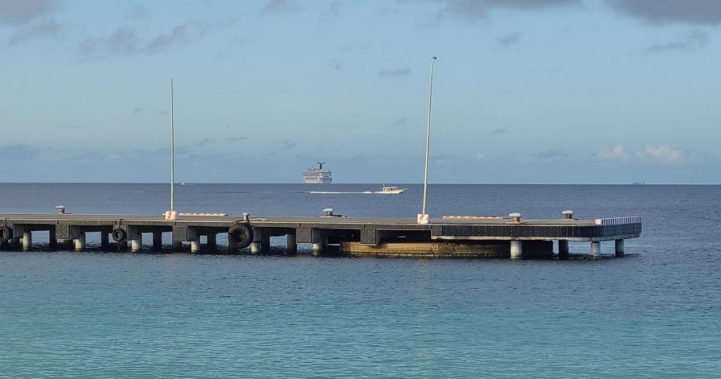 Cruiseschip Carnaval Freedom mag niet aanmeren op Bonaire door aantal coronabesmettingen aan boord
