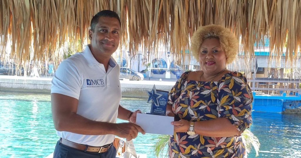 Mantelzorg Bonaire krijgt onderscheiding van Maduro & Curielsbank Bonaire
