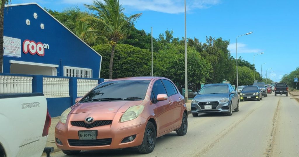 Verkeer Kralendijk loopt helemaal vast na ongeluk op rotonde