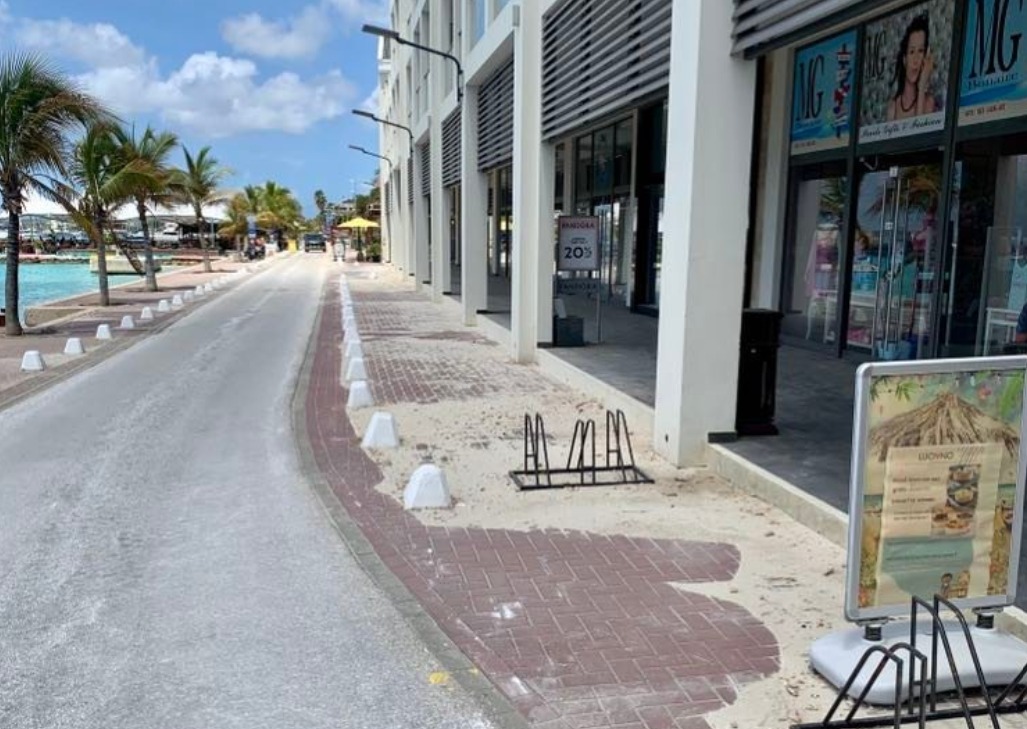 Boulevard Bonaire weer grotendeels ontdaan van puin achtergelaten door ruwe zee