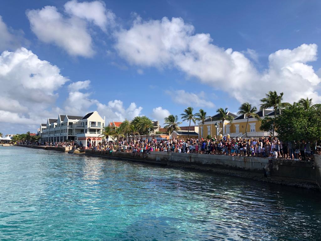 Feestelijke aankomst Sinterklaas en pieten op Bonaire