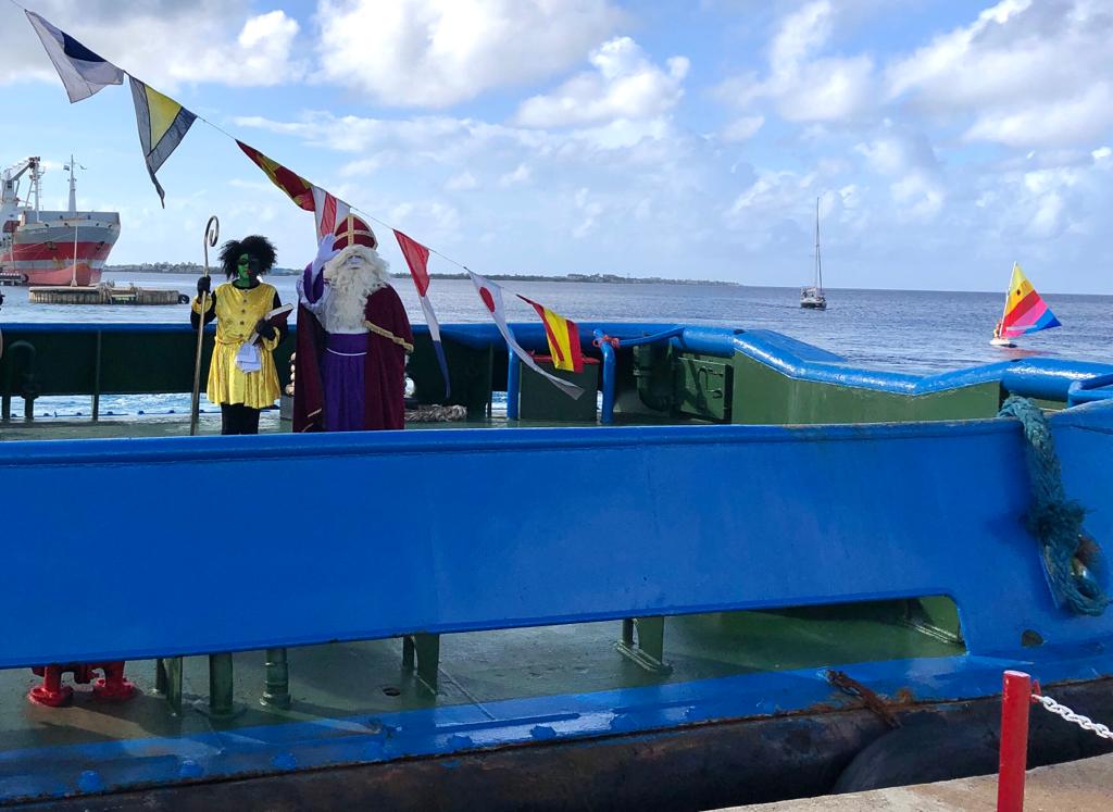 Feestelijke aankomst Sinterklaas en pieten op Bonaire