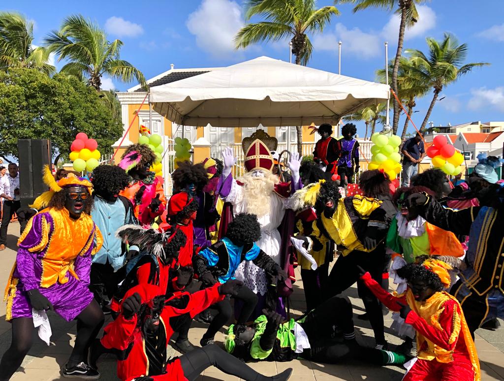 Feestelijke aankomst Sinterklaas en pieten op Bonaire