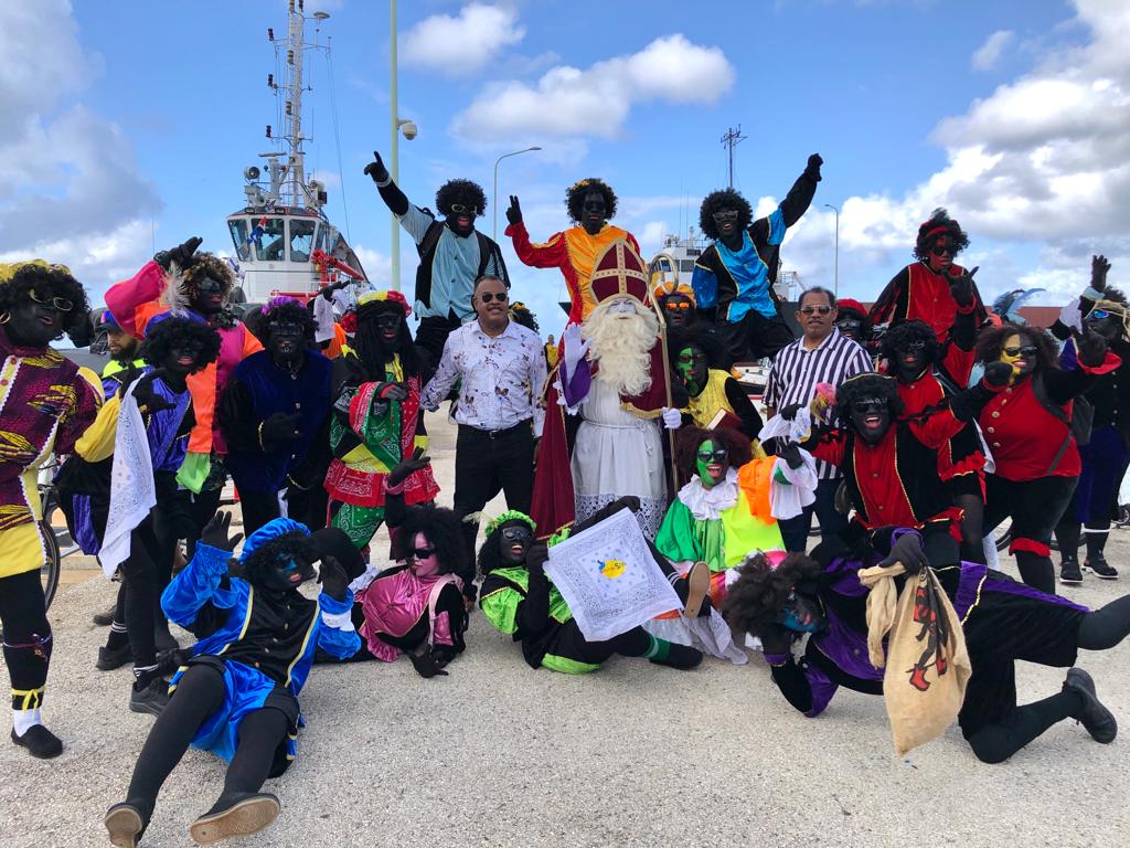 Feestelijke aankomst Sinterklaas en pieten op Bonaire