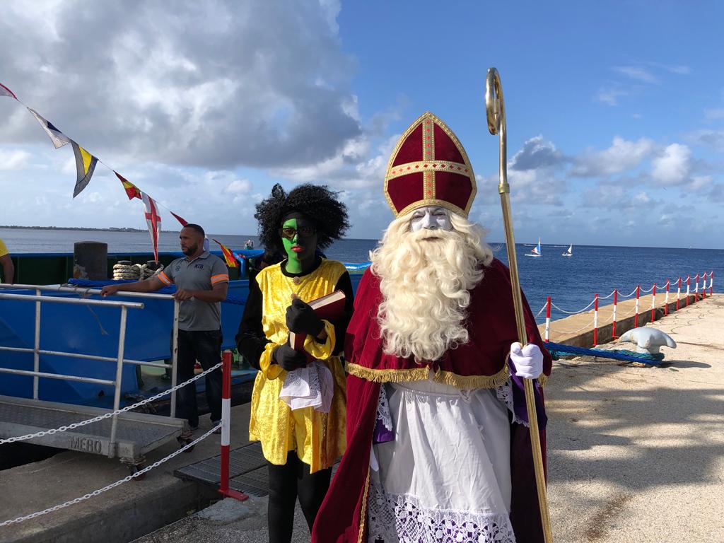 Feestelijke aankomst Sinterklaas en pieten op Bonaire