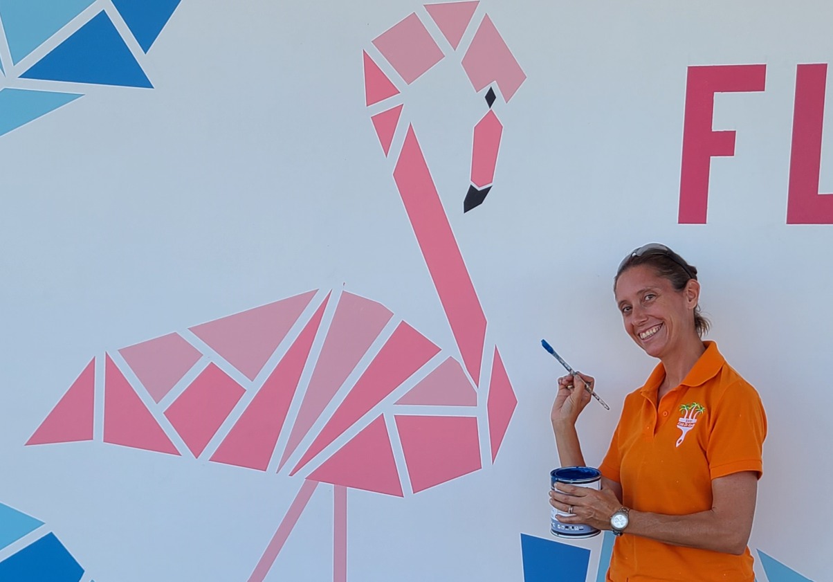 Flamingo luchthaven stukje vrolijker door kleurrijke muurschildering