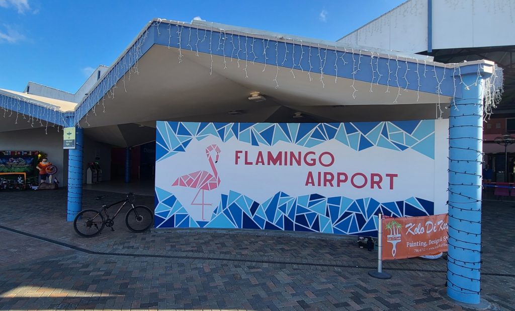Flamingo luchthaven stukje vrolijker door kleurrijke muurschildering