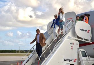Koning Willem Alexander, koningin Máxima en de Prinses van Oranje geland op Bonaire