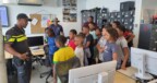 Kinderen vakantieplan krijgen rondleiding bij de politie op Bonaire
