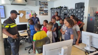 Kinderen vakantieplan krijgen rondleiding bij de politie op Bonaire