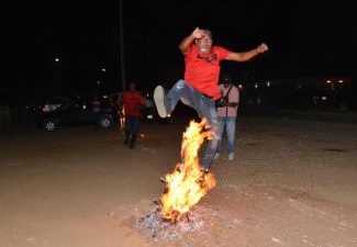 SKAL heeft jaarlijkse activiteit vuur springen georganiseerd