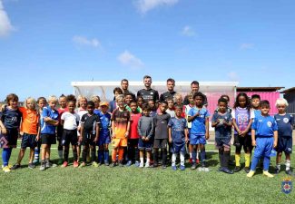 Jonge voetballers op Bonaire krijgen certificaat van voetbalclub PSV