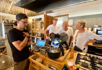 Koksclub Bonaire krijgt demonstratie koffiebranden van Bonchi Boneiru