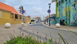 Politie Bonaire gaat strenger controleren op foutparkeerders in het centrum van Kralendijk