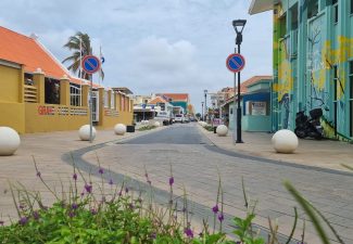 Politie Bonaire gaat strenger controleren op foutparkeerders in het centrum van Kralendijk
