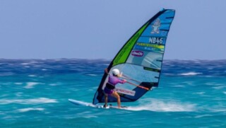 Dertienjarige windsurfster van Bonaire wordt negende op PWA slalomwedstrijd