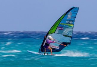 Dertienjarige windsurfster van Bonaire wordt negende op PWA slalomwedstrijd