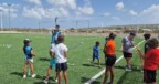Hockeylessen worden er gegeven aan de jeugd op Bonaire