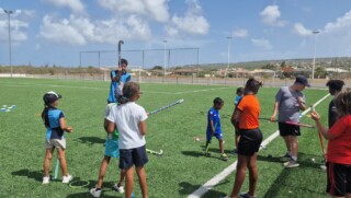 Hockeylessen worden er gegeven aan de jeugd op Bonaire