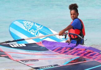 Windsurf Association Bonaire laat kinderen ervaring krijgen met wedstrijden.