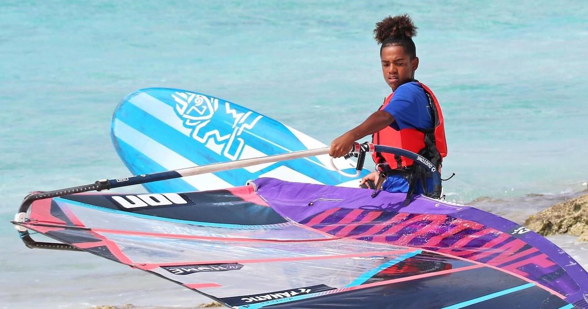 Windsurf Association Bonaire laat kinderen ervaring krijgen met wedstrijden.