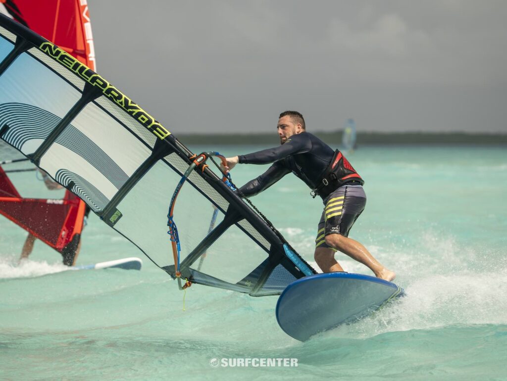De surfers kregen op Bonaire les van de Duitse Nico Prien