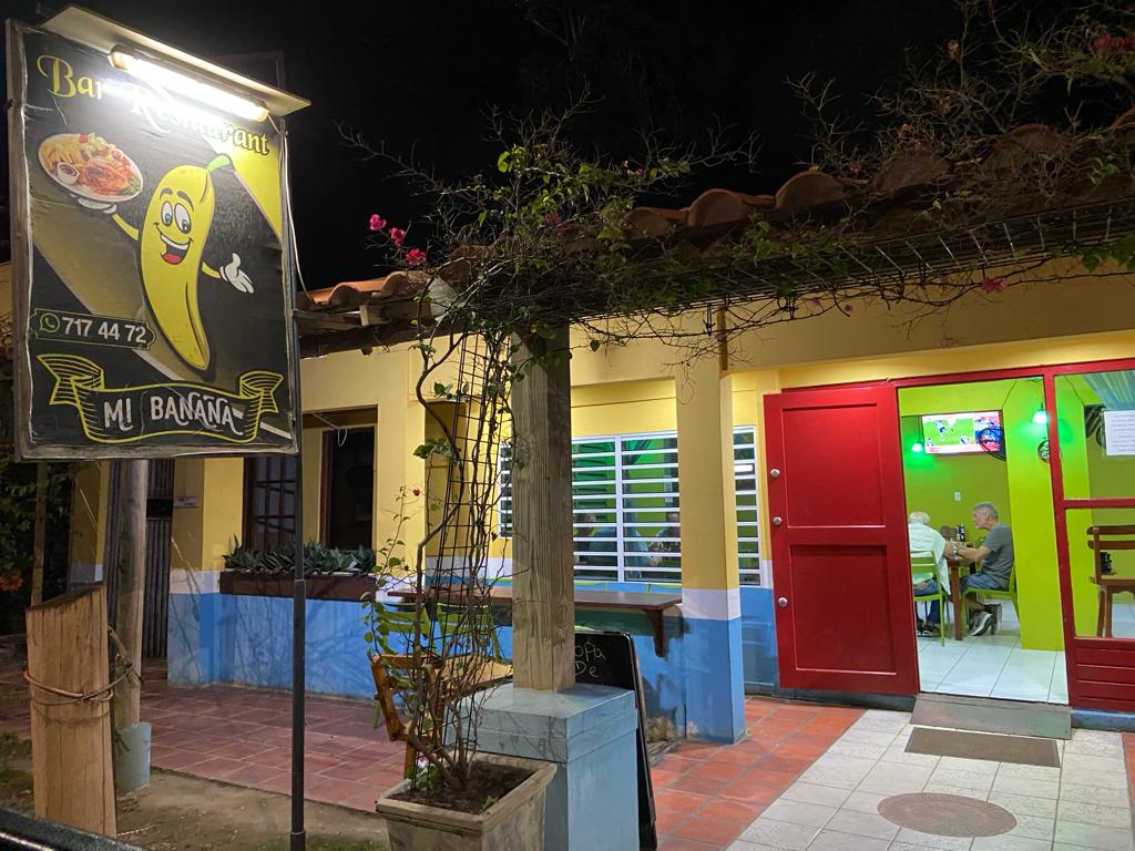 Het restaurant Mi Banana zit aan de Kaya Nikiboko Noord